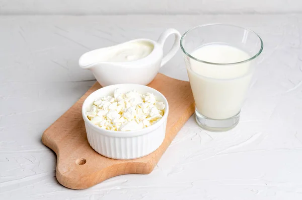 Bir bardak kefir, süzme peynir, beyaz arka planda ekşi krema, fotokopi alanı. Ekşi süt içeceği, maya mayası mayası, bağırsak sağlığı konsepti..
