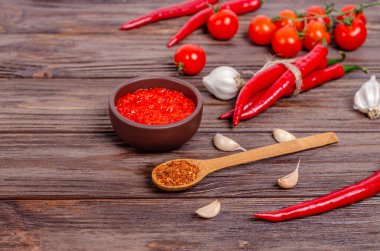 Ayvar ya da pindjur kırmızı sebze ezmesi ya da kil kasede biber biberi ve domates kreması ve kırsal ahşap bir masada pişirmek için malzemeler. Sırp yerlisi, geleneksel yemekler. Yakın plan..