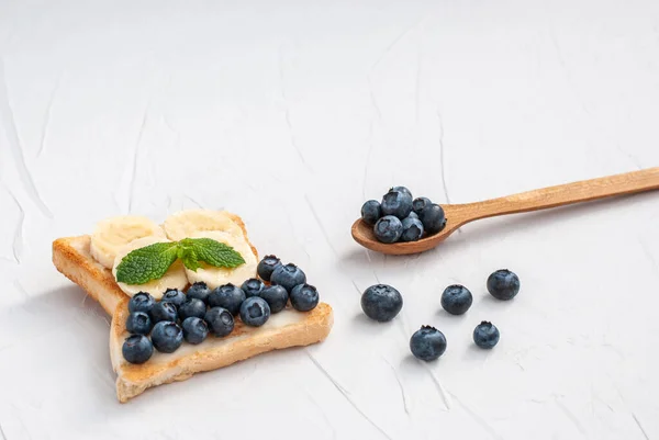 Sanduíche Caseiro Saboroso Com Queijo Cottage Mirtilos Banana Hortelã Uma — Fotografia de Stock