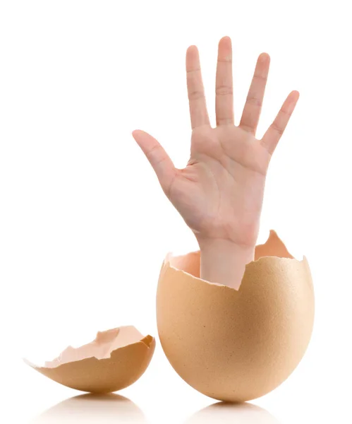 Hand med trasiga ägg isolerad på vit bakrund — Stockfoto