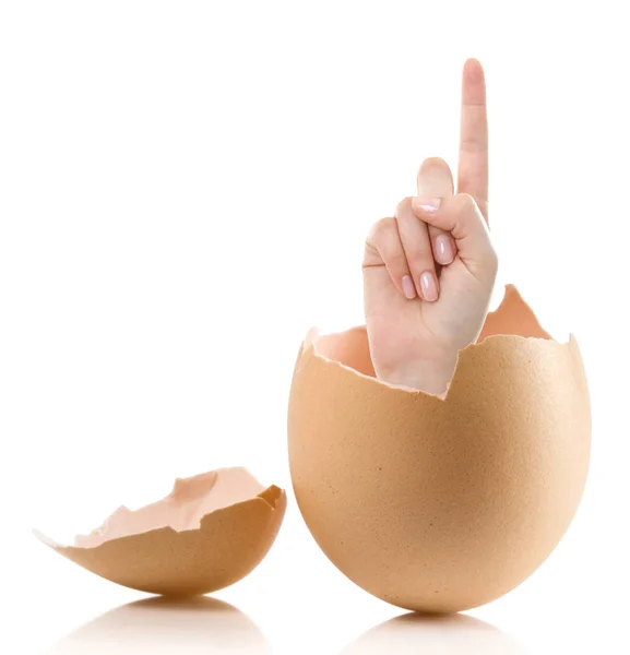 Mano con uovo rotto isolato su sfondo bianco — Foto Stock