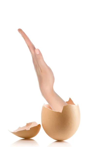 Hand med trasiga ägg isolerad på vit bakrund — Stockfoto