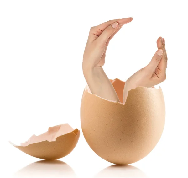 Mão com ovo quebrado isolado no fundo branco — Fotografia de Stock