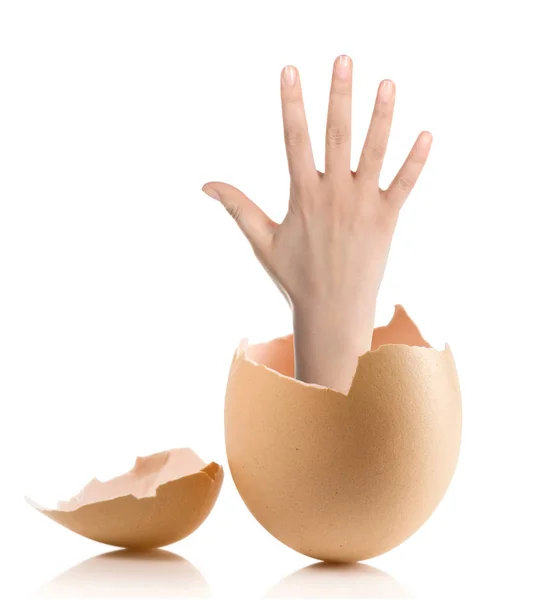 Рука з розбитим яйцем ізольовано на білому фоні — стокове фото