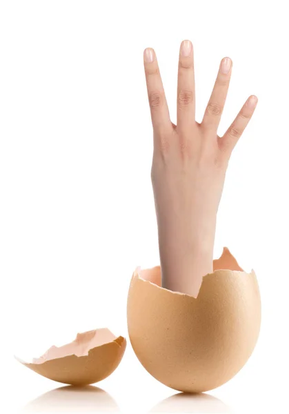 Tangan dengan telur pecah terisolasi pada backround putih — Stok Foto