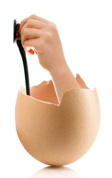 Mano con huevo roto aislado sobre fondo blanco — Foto de Stock