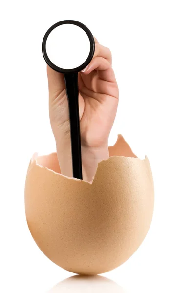 Рука с разбитым яйцом на белом фоне — стоковое фото