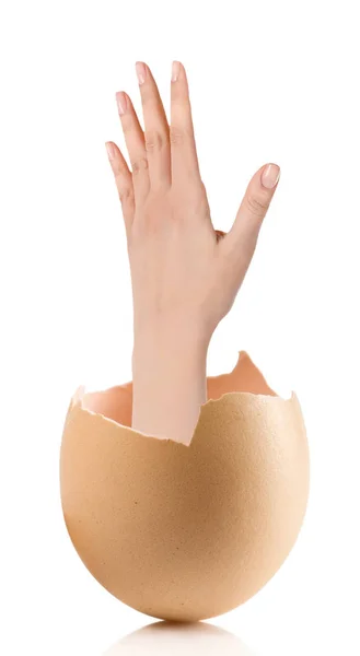 Ruka s rozbité vajíčko izolovaných na bílém pozadí — Stock fotografie