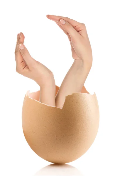 Tangan dengan telur pecah terisolasi pada backround putih — Stok Foto