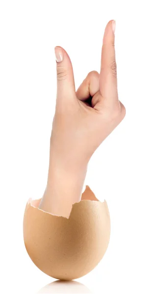 Hand mit gebrochenem Ei isoliert auf weißem Hintergrund — Stockfoto