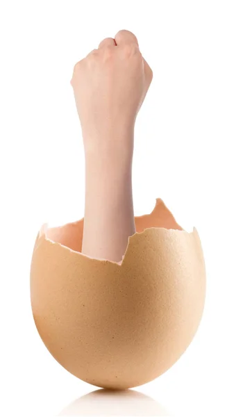 Ruka s rozbité vajíčko izolovaných na bílém pozadí — Stock fotografie