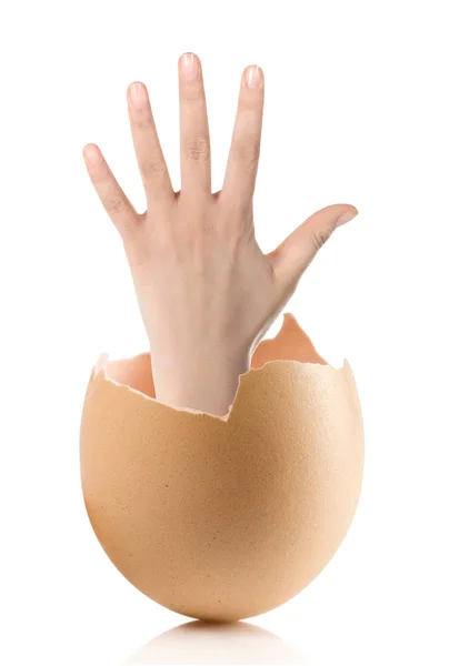 Рука з розбитим яйцем ізольовано на білому фоні — стокове фото