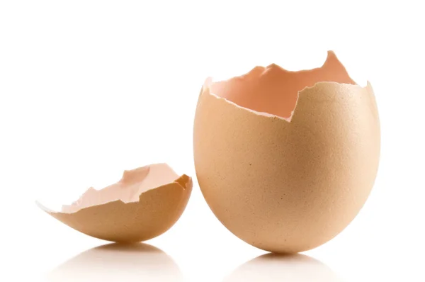 Kırık yumurta beyaz artalanları izole eliyle