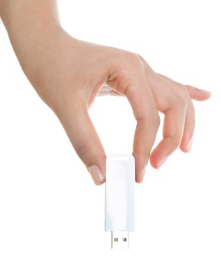 Usb stick üzerinde beyaz izole tutmak el
