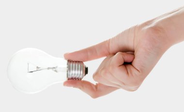 Beyaz arka planda göl kenarında elinde ampul (lamba)