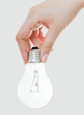 Beyaz arka planda göl kenarında elinde ampul (lamba)