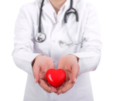 Pozitif kadın doktor stetoskop ve kırmızı kalp s ile ayakta