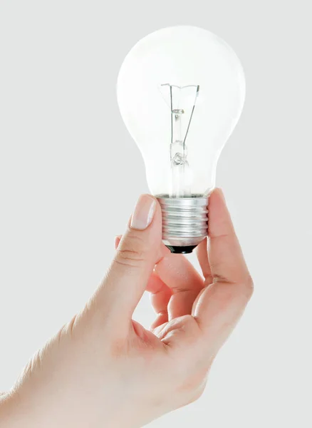 Beyaz arka planda göl kenarında elinde ampul (lamba)