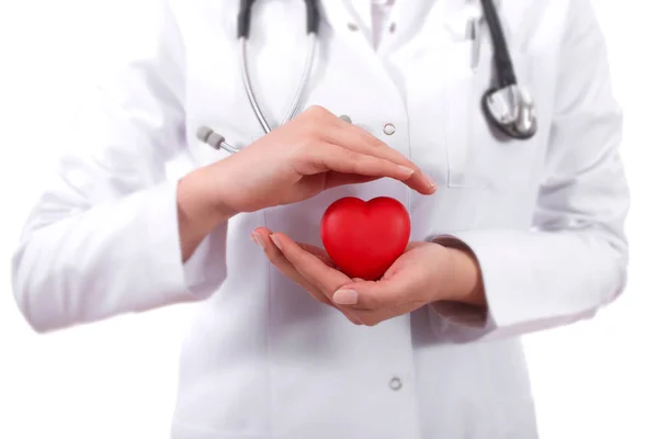 Médecin féminin positif debout avec stéthoscope et coeur rouge s — Photo