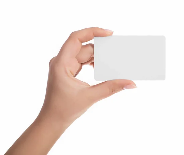 La mujer sostiene la tarjeta de visita virtual, tarjeta de crédito o pape en blanco —  Fotos de Stock