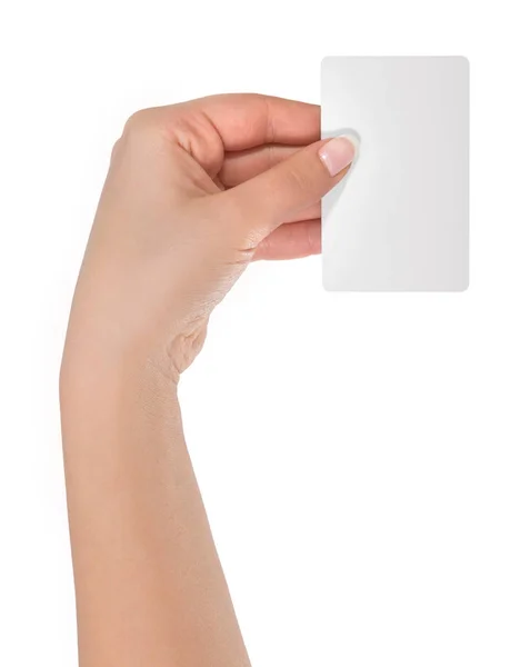 La mujer sostiene la tarjeta de visita virtual, tarjeta de crédito o pape en blanco — Foto de Stock