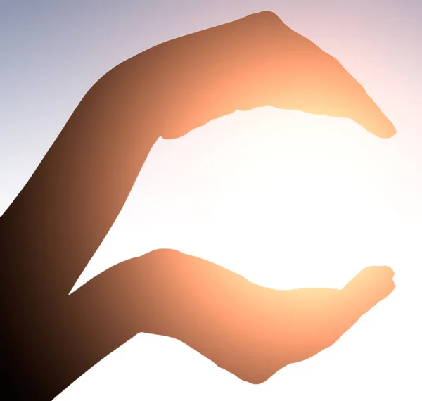 Levantó las manos tomando el sol en el cielo al atardecer. Concepto de espiritualidad —  Fotos de Stock