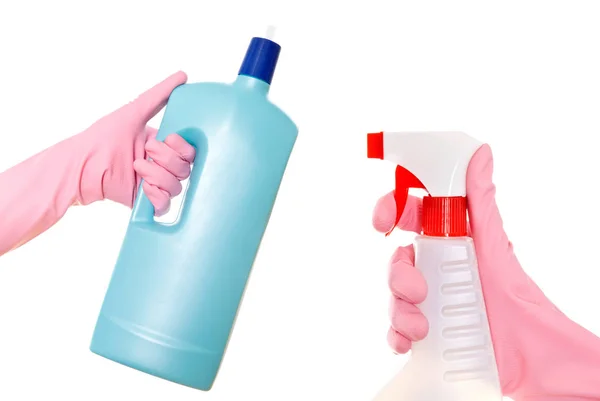 Mano nei guanti con detergente per vetri in gomma. Isolato su una b bianca — Foto Stock