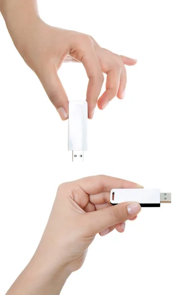 Usb stick üzerinde beyaz izole tutmak el
