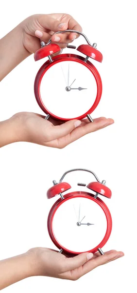 赤 heartshape 目覚まし時計を保持している女性のクローズ アップ ショット。クロ — ストック写真