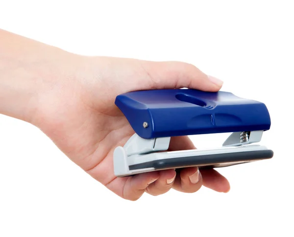 Mão segurando grampeador azul papéis de grampeamento vista close-up — Fotografia de Stock