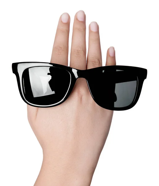 Рука держит солнцезащитные очки на белом фоне — стоковое фото