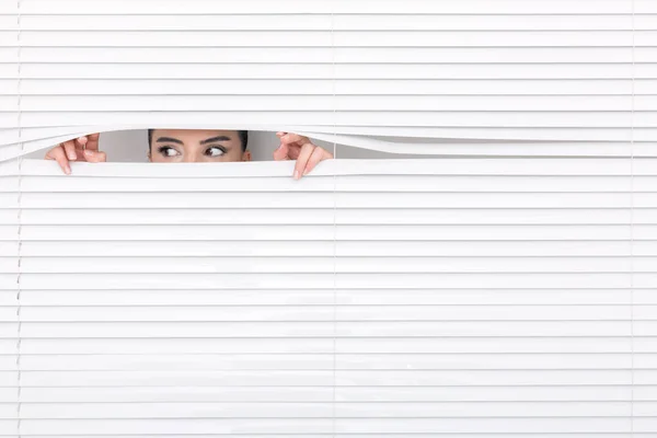 güneşlikler arayan bir kadın portresi