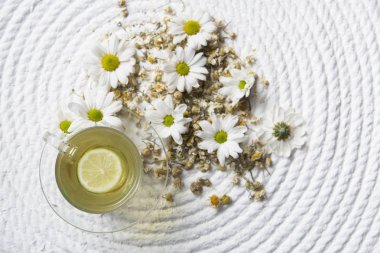 Farklı siyah ve yeşil kuru çay ile Gıda arka plan, koyu ahşap arka plan üzerinde sıcak çay ve demir çaydanlık gül tomurcukları fincan. Çay içme konsepti. Üst te. Kare görüntü