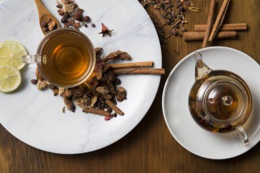 Farklı siyah ve yeşil kuru çay ile Gıda arka plan, koyu ahşap arka plan üzerinde sıcak çay ve demir çaydanlık gül tomurcukları fincan. Çay içme konsepti. Üst te. Kare görüntü