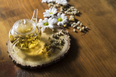 Farklı siyah ve yeşil kuru çay ile Gıda arka plan, koyu ahşap arka plan üzerinde sıcak çay ve demir çaydanlık gül tomurcukları fincan. Çay içme konsepti. Üst te. Kare görüntü