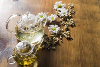 Farklı siyah ve yeşil kuru çay ile Gıda arka plan, koyu ahşap arka plan üzerinde sıcak çay ve demir çaydanlık gül tomurcukları fincan. Çay içme konsepti. Üst te. Kare görüntü