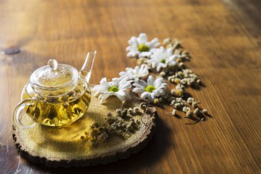 Farklı siyah ve yeşil kuru çay ile Gıda arka plan, koyu ahşap arka plan üzerinde sıcak çay ve demir çaydanlık gül tomurcukları fincan. Çay içme konsepti. Üst te. Kare görüntü