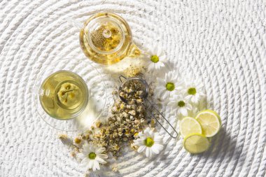 Farklı siyah ve yeşil kuru çay ile Gıda arka plan, koyu ahşap arka plan üzerinde sıcak çay ve demir çaydanlık gül tomurcukları fincan. Çay içme konsepti. Üst te. Kare görüntü