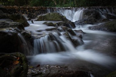 Chet, Tayland 'da Nuea Şelalesi' ni tanıyordu..