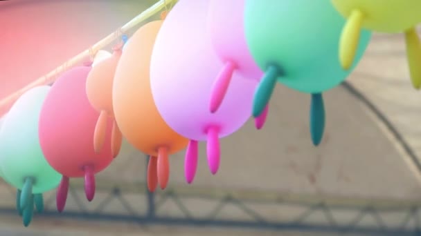 De gekleurde ballonnen werden heen en weer geblazen door de wind.. — Stockvideo