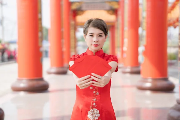An Asian woman is wearing a red dress, Chinese New Year. — Stock Photo, Image