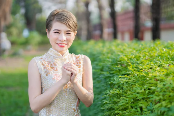 传统农历新年的亚洲妇女. — 图库照片