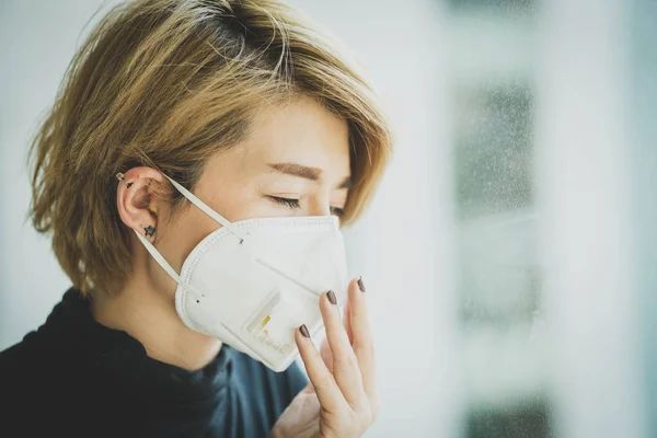 Kadınlar kirliliği ve çeşitli patojenleri önlemek için koruyucu maskeler takarlar, bu şu anda çok oluyor..