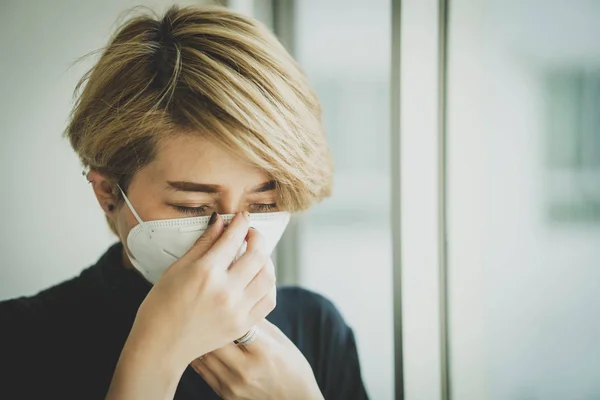 여성들은 오염 과 다양 한 병원균을 예방하기 위해 보호용 마스크를 쓰고 있습니다.. — 스톡 사진