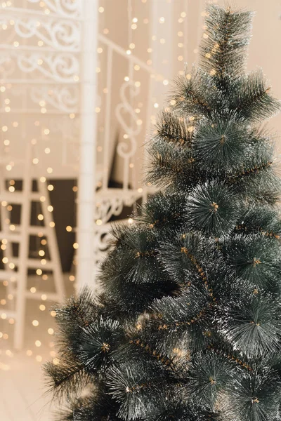Árbol de Navidad artificial en el interior brillante de la casa sin juguetes. Cerrar árbol con ramas artificiales —  Fotos de Stock