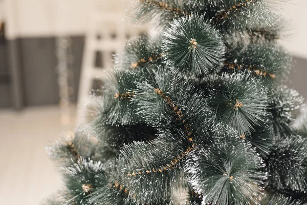 집의 밝은 내부에 있는 인공 크리스마스 트리에는 장난감 이 없습니다. 나무 가까이에 인공 가지들이 있고 — 스톡 사진