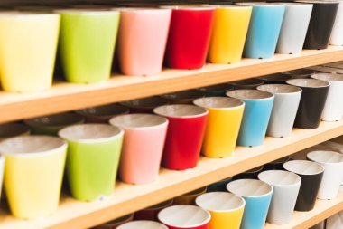 Mağazadaki raflarda renkli camlar var. Mağazanın tezgahında gökkuşağının her renginde.