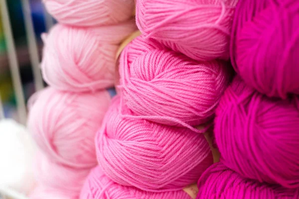 Colored skeins of wool on the shelf of the shop for needlework. Selection of colorful yarn wool on shopfront. Knitting background. Knitting balls of wool, crochet hooks pattern — Stock Photo, Image