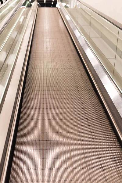 Vista de los travolators desde abajo hacia arriba en el centro comercial. Una escalera mecánica stepless facilita el movimiento de las personas desde el primer piso hasta la parte superior — Foto de Stock