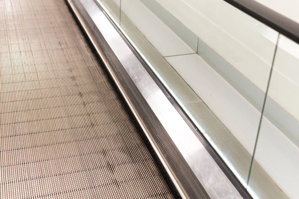 쇼핑 센터에 있는 바닥 에서부터 트레일러의 모습을 볼 수있습니다. 무기력 한 에스컬레이터가 1 층에서 1 층까지 사람들의 이동을 수월하게 해준다 — 스톡 사진